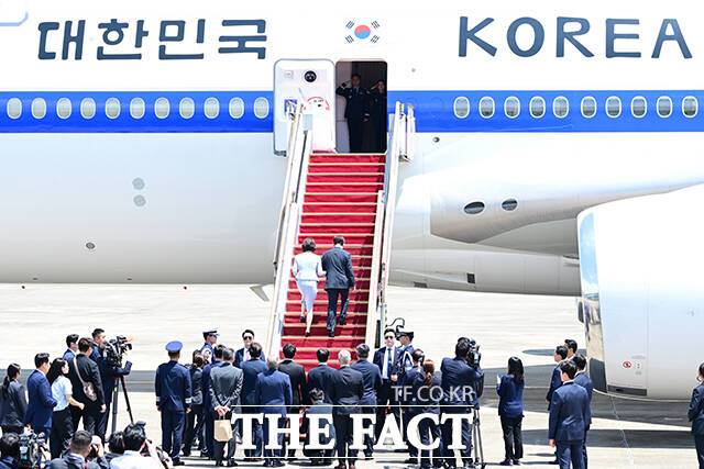 순방길 오르는 이재명 대통령 부부.