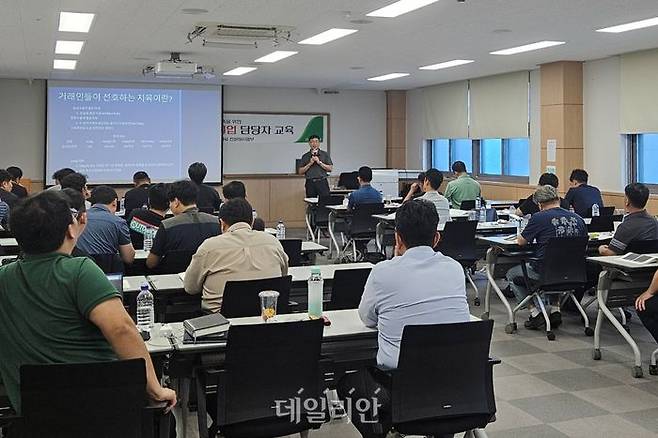 농협사료 마케팅 및 영업 실무자들이 축산물품질평가원이 진행한 ‘한우 경매 및 유통과정’ 교육을 듣고 있다. ⓒ축산물품질평가원