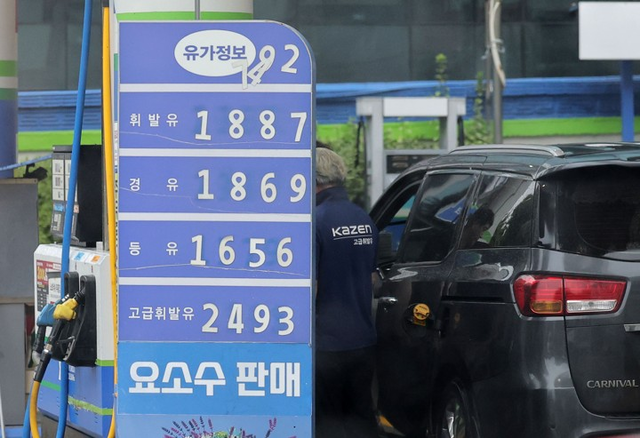 서울 시내 한 주유소에 표시된 유가 정보. [연합뉴스 자료사진]