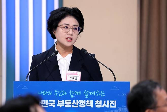 진미윤 명지대학교 부동산대학원 교수가 23일 서울 여의도 KBS 별관에서 열린 부동산정책 국민 대토론회에서 공급관련 '주택공급 확대 및 전월세 시장 안정방안'을 주제로 발제를 하고 있다. 청와대통신사진기자단. /사진=뉴시스