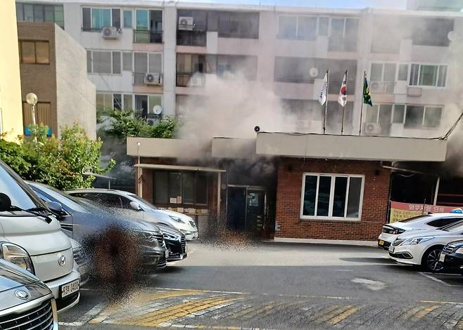 23일 경북 경산시 사동 한 아파트 관리사무소에서 70대 남성의 방화로 주민들이 긴급히 밖으로 빠져나오고 있다. 독자 제공