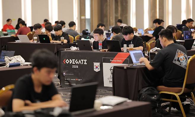23일부터 이틀간 서울 강남구 코엑스에서 열린 '코드게이트 2026' 국제 해킹방어대회에 참가한 화이트해커들이 실력을 겨루며 집중하고 있다. 연합뉴스