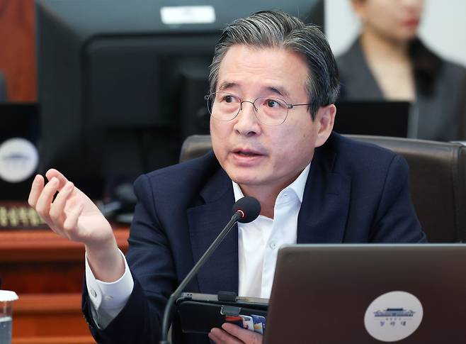 김용범 정책실장이 지난 21일 청와대에서 열린 국무회의에서 이재명 대통령 질문에 답하고 있다. 연합뉴스