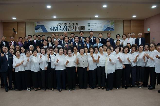 부기총은 23일 부산 동래중앙교회에서 ‘부산기독교계 지도자초청 민선9기 취임축하 감사예배’를 드렸다. 예배를 마친 뒤 전재수 부산시장과 강무길 부산시의회의장, 박상철 부기총 대표회장 등이 참석자들과 함께 단체기념 촬영을 하고 있다.