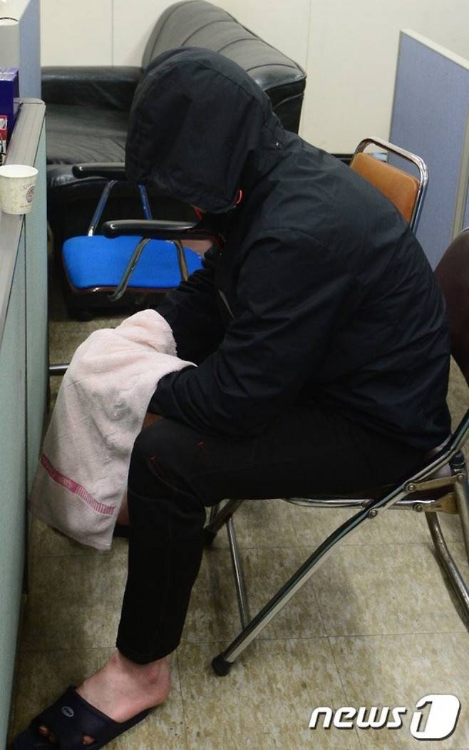 성매매로 용돈을 벌던 10대 가출소녀를 모텔로 유인해 살해한 혐의를 받고 경찰에 붙잡힌 씨가 2015년 3월 30일 서울 관악경찰서에서 조사를 받고 있는 모습. /사진=뉴스1