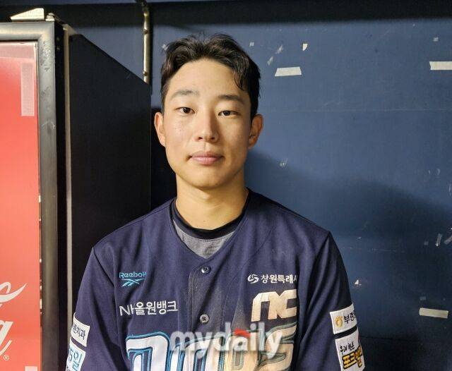 김한별이 인터뷰 후 사진 포즈를 취하고 있다./잠실=심혜진 기자