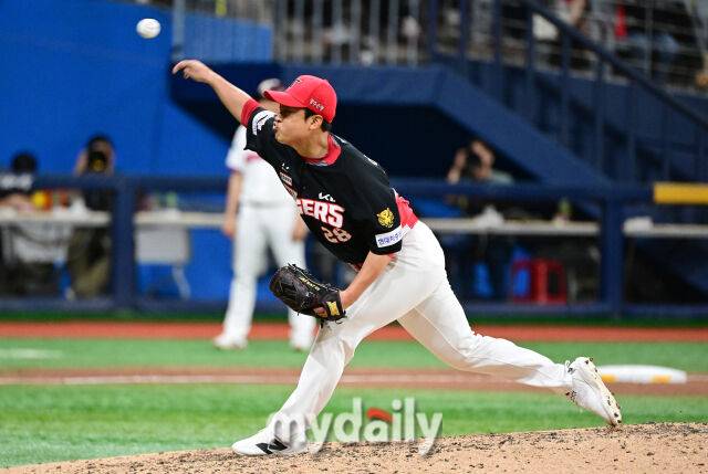 2026년 5월 27일 오후 서울 고척스카이돔에서 열린 '2026 신한 SOL KBO리그' KIA 타이거즈와 키움 히어로즈의 경기. KIA 이형범이 9회말 구원등판해 역투하고 있다./마이데일리