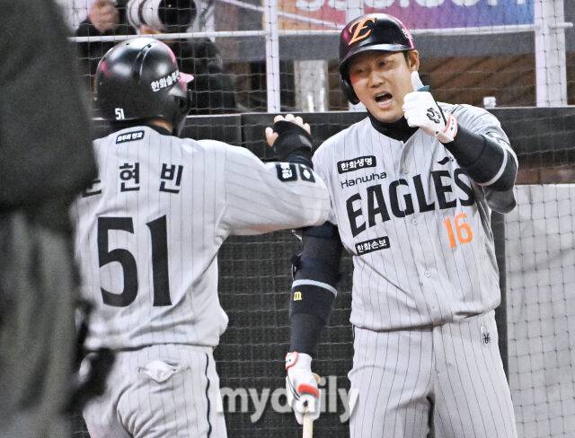 7일 오후 인천 SSG랜더스필드에서 진행된 '2026 프로야구 KBO리그' SSG랜더스와 한화 이글스의 경기. 한화 하주석이 9회초 1사 1,3루서 채은성의 땅볼때 홈을 밟은 문현빈과 환호하고 있다./마이데일리