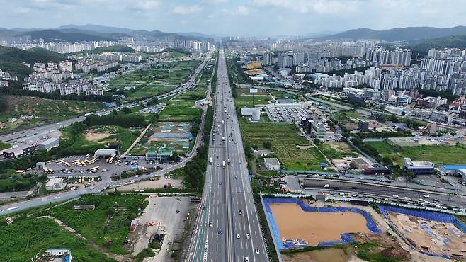 경기 용인시 기흥구 마북동 삼거마을삼성래미안1차 아파트 인근에는 용인 플랫폼시티 개발이 한창이다. 이건욱 PD