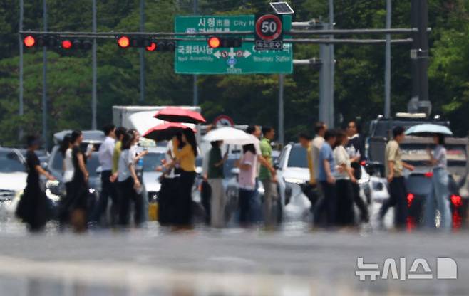 [서울=뉴시스] 황준선 기자 = 서울 전역에 폭염주의보가 발효된 29일 오후 서울 영등포구 여의대로에 아지랑이가 피어오르고 있다. 2026.06.29. hwang@newsis.com