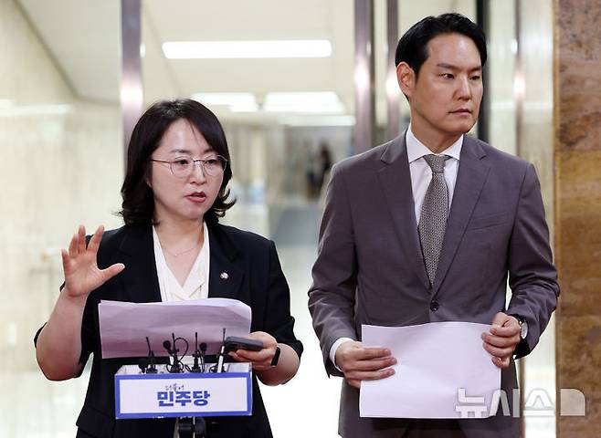 [서울=뉴시스] 고범준 기자 = 이주희 더불어민주당 원내대변인이 24일 서울 여의도 국회에서 열린 비공개 의원총회를 마치고 발언하고 있다. 오른쪽은 김한규 더불어민주당 원내정책수석부대표. 2026.07.24. bjko@newsis.com