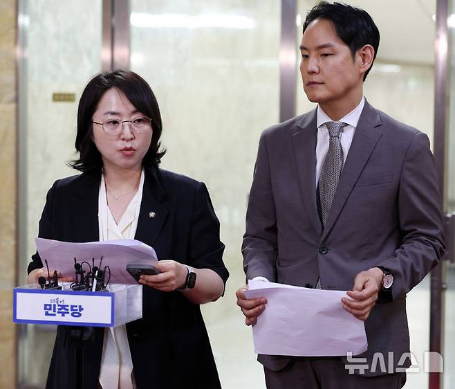 [서울=뉴시스] 고범준 기자 = 이주희 더불어민주당 원내대변인이 24일 서울 여의도 국회에서 열린 비공개 의원총회를 마치고 발언하고 있다. 오른쪽은 김한규 더불어민주당 원내정책수석부대표. 2026.07.24. bjko@newsis.com