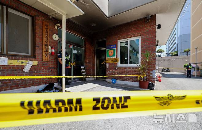 [경산=뉴시스] 이무열 기자 = 24일 경북 경산시 사동의 한 아파트 관리사무소 방화 폭발 화재 현장 출입이 통제되고 있다.전날 오전 8시 29분께 경북 경산 아파트 관리사무소 방화 폭발 사건으로 인해 중상을 입고 병원에서 입원 치료를 받던 50대 여성이 사고 하루 만에 숨졌다. 2026.07.24. lmy@newsis.com