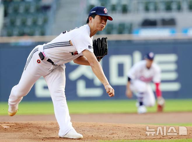 [서울=뉴시스] 홍효식 기자 = 24일 서울 송파구 잠실야구장에서 열린 2026 KBO 리그 삼성 라이온즈와 두산 베어스의 경기, 1회초 두산 선발투수 최민석 공을 던지고 있다. 2026.07.24. yesphoto@newsis.com