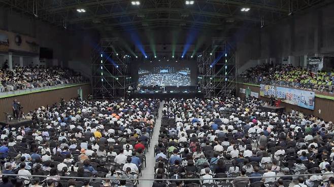 삼척시기독교연합회는'MET2026 국내선교 블레싱 삼척·동해' 기간인 지난 20일부터 22일까지 큰빛교회와 삼척실내체육관에서 2026년 삼척시 성시화를 위한 '심령 대부흥성회'를 열고 복음선포와 결신초청의 시간을 가졌다. 지구촌교회 유튜브 캡처