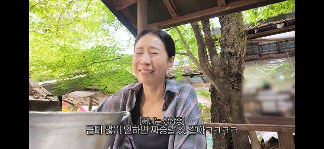 Comedian Jung Sun-hee revealed her views on dating by mentioning her past experiences dating younger men on her YouTube channel, Jung Sun-hee Who Ran Away from Home. During a balance game with the production crew, Jung Sun-hee candidly shared that she finds it difficult to endure a boyfriends excessive cuteness.In a video released on the 22nd, Jung Sun-hee conversed with the production crew while eating Neungi chicken soup. When asked whether she prefers older or younger partners, Jung Sun-hee mentioned her past relationships with younger men and stated that she does not prefer it when her partner acts overly cute.Jung Sun-hee explained that even when she dated younger men in the past, she avoided those who were overly affectionate. She added that when men she met on blind dates act cute, she feels like they are younger brothers and tends to keep her distance.