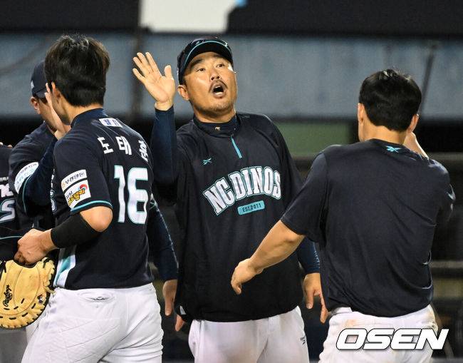 [OSEN=잠실, 이대선 기자] NC는 23일 서울 잠실구장에서 열린 2026&nbsp;KBO리그&nbsp;LG와 경기에서 7-5로 승리했다.LG는 7연패 수렁에 빠졌다.&nbsp;경기 종료 후 NC 이호준 감독이 선수들과 승리의 기쁨을 나누고 있다. 2026.07.23 /sunday@osen.co.kr