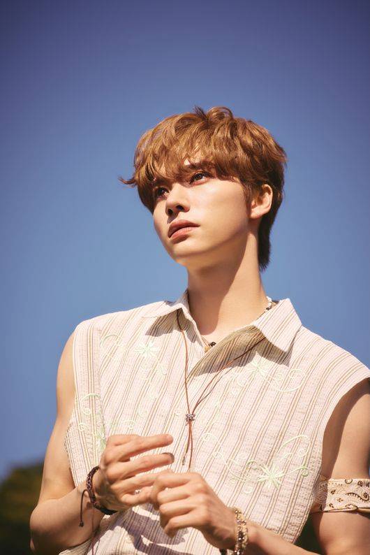 The group WHIB unveiled concept photos for the DAYLIGHT version of their second mini-album, CHERRY PIE, showcasing a refreshing summer vibe. Set against a backdrop of green meadows, these photos capture the members natural charm, evoking the atmosphere of a coming-of-age film.The album features a total of five tracks, including the title track Cherry Pie, as well as Pages Of Us, MoTTo, Cant Stop=Not Found, and Make It. Notably, for track 4, CANT STOP=NOT FOUND, members Ha Seung and Kim Jun-min personally participated in both the lyrics and composition, showcasing their musical talents.
