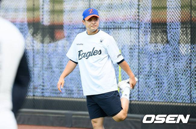 [OSEN=광주, 박준형 기자] 24일 대전한화생명볼파크에서 2026 신한은행 SOL KBO리그 한화 이글스와 LG 트윈스의 경기가 진행됐다.이날 경기에 한화 박준영을, LG는 임찬규를 선발투수로 내세웠다.경기 앞서 한화 이형범이 외야에서 몸을 풀고 있다.    2026.07.24 / soul1014@osen.co.kr