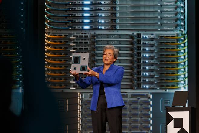 리사 수 AMD 최고경영자(CEO)가 23일(현지 시간) 미국 샌프란시스코에서 열린  ‘AMD 어드밴싱 AI 2026’ 기조연설에서 AMD의 랙 시스템인 헬리오스 칩을 소개하고 있다. AP연합뉴스