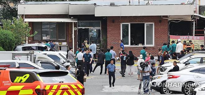 폭발 사고 난 경산 아파트 관리사무소 (경산=연합뉴스) 윤관식 기자 = 23일 오전 8시 29분께 경북 경산시 사동 한 아파트 관리실 안에서 폭발 추정 사고가 난 가운데 당국이 화재 현장을 살펴보고 있다. 2026.7.23 psik@yna.co.kr