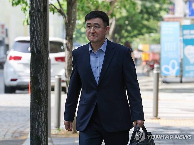 특검 출석하는 박안수 전 육군참모총장 (과천=연합뉴스) 김주형 기자 = 박안수 전 육군참모총장이 15일 경기도 과천에 마련된 권창영 2차 종합특별검사팀 사무실에 출석하고 있다. 2026.5.15 kjhpress@yna.co.kr