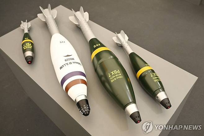 라인메탈 화약공장 기공식에 전시된 박격포탄 [로이터=연합뉴스. 재판매 및 DB 금지]