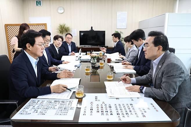 면담하는 박완수(왼쪽) 경남지사와 박홍근(오른쪽) 기획예산처 장관 [경남도 제공. 재판매 및 DB 금지]