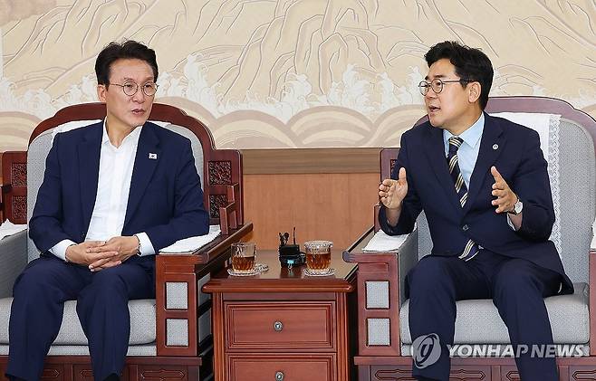 대화하는 박찬대·김민석 (인천=연합뉴스) 임순석 기자 = 박찬대 인천시장이 24일 인천시청을 방문한 더불어민주당 김민석 당 대표 후보와 대화하고 있다. 2026.7.24 soonseok02@yna.co.kr