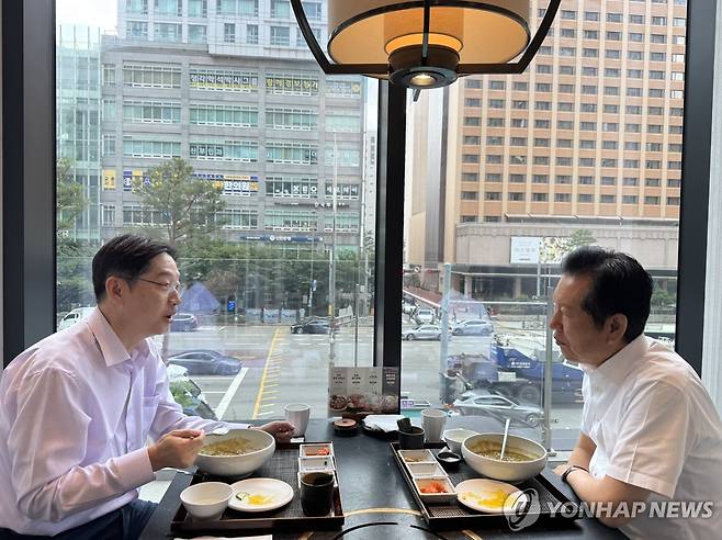 김경수 만난 정청래 더불어민주당 정청래 당대표 후보(오른쪽)가 24일 김경수 전 경남도지사와 만나 조찬간담회를 하고 있다. [정청래 후보 제공]