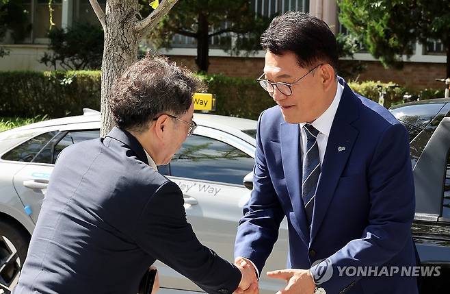 지지자들과 인사하는 송영길 (전주=연합뉴스) 나보배 기자 = 당권주자인 더불어민주당 송영길 당 대표 후보가 24일 전북대학교에서 시민들과 인사하고 있다. 송 후보는 이날 전북을 찾아 이세종 열사 추모, 새만금개발청현장 방문, 전주대 강연 등을 진행할 예정이다. 2026.7.24 warm@yna.co.kr