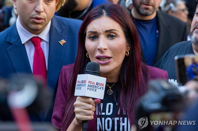 우크라이나 찾은 마가 인플루언서 로라 루머 [AP=연합뉴스. 재배포 및 DB 금지]