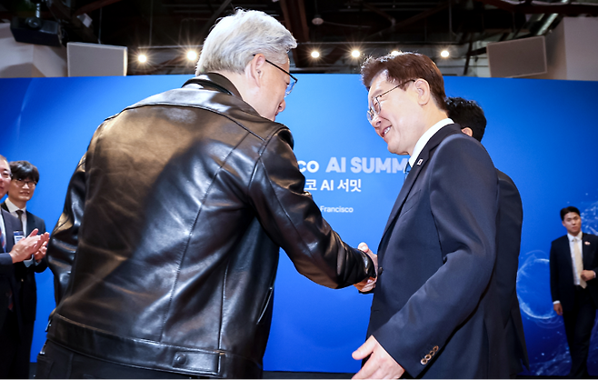 미국서 만난&nbsp;젠슨 황 엔비디아 CEO(왼쪽)과 이재명 대통령
