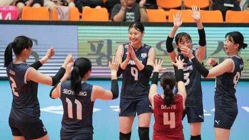 여자 배구 대표팀 선수들이 25일 충북 제천체육관에서 열린 인도네시아와 국가대표 2차 평가전에서 밝게 웃고 있다. 대한배구협회 제공