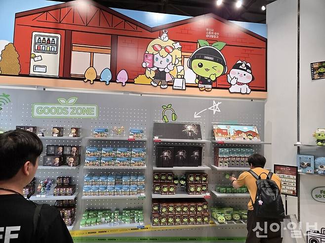 '모코코 스트릿 팝업 in 성수' 방문객이 굿즈를 구경하고 있다.[사진=임종성 기자]