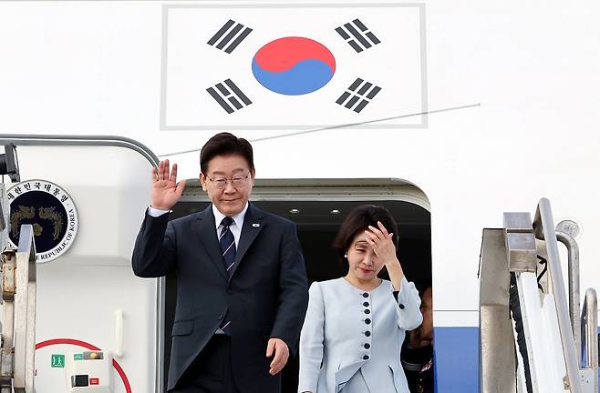 미국·남미 순방 일정에 나선 이재명 대통령과 김혜경 여사가 현지시각 어제 샌프란시스코 국제공항에 도착하고 있다. 사진=뉴시스