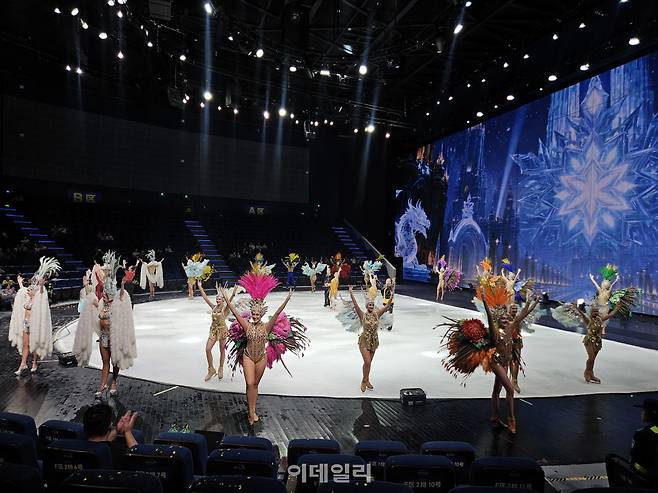 지난 20일 중국 헤이룽장성 하얼빈 빙설 테마파크에서 하얼빈 아이스 쇼가 열리고 있다. (사진=이데일리 이명철 특파원)