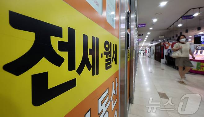 서울 시내 한 부동산에 전월세 안내문이 게시돼 있다. 2026.7.5 ⓒ 뉴스1 김진환 기자