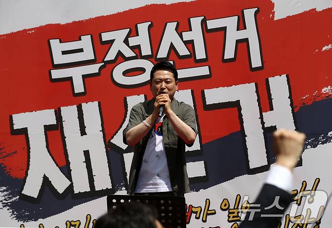 장동혁 국민의힘 대표가 25일 오후 경남 김해 거북공원에서 열린 6·3 참정권 침해 규탄 김해시민 집회에 참석해 발언하고 있다. 2026.7.25 ⓒ 뉴스1 윤일지 기자