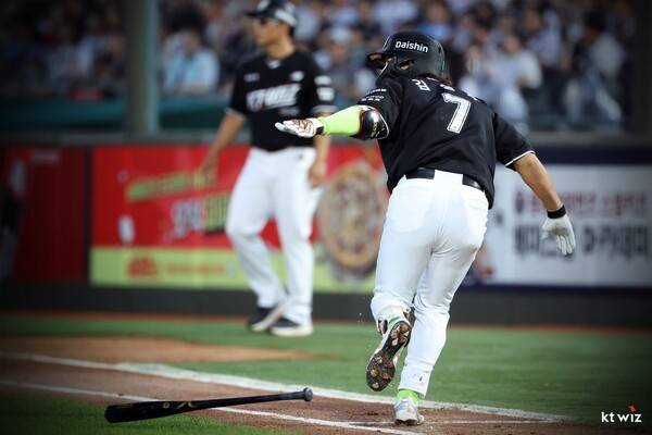 24일 KT가 부산 사직야구장에서 열린 2026 신한 SOL KBO리그 롯데 자이언츠와의 원정경기에서 5-4로 승리했다. (KT 김상수 3타수 3안타 1홈런 2득점 1타점). /사진=KT 위즈