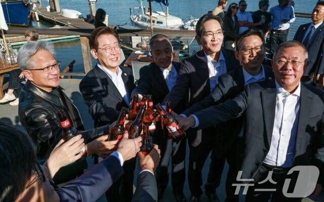 글로벌 AI 리더들과 건배하는 이재명 대통령, 사진_뉴스1
