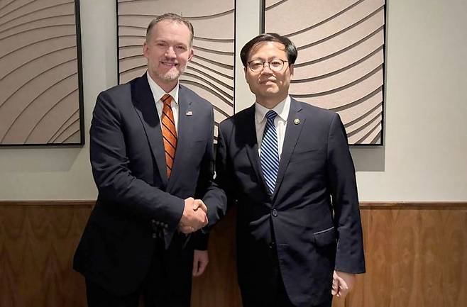 여한구 산업통상부 통상교섭본부장(오른쪽)이 지난 21일(현지시간) 미국 워싱턴 D.C.에서 제이미슨 그리어 미국 무역대표부 대표와 만나 기념 촬영하고 있다. 산업통상부 연합뉴스