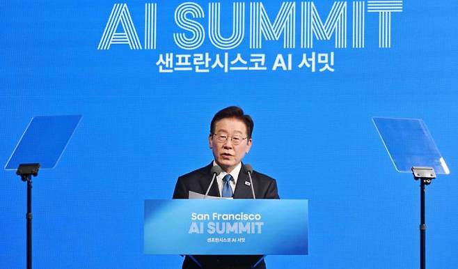 이재명 대통령이 24일(현지시간) 미국 샌프란시스코 더 미드웨이에서 열린 '샌프란시스코 AI 서밋'에서 '샌프란 AI 선언'을 발표하고 있다. 2026.7.25 연합뉴스