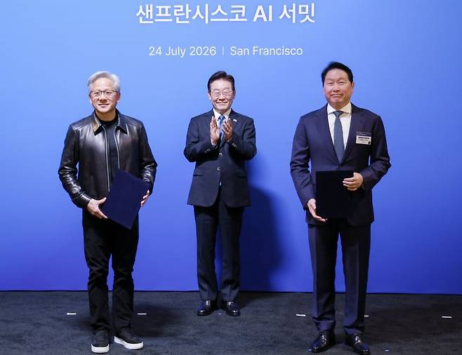 최태원 SK 회장과 젠슨 황 엔비디아 최고경영자가 24일(현지시간) 이재명 대통령이 임석한 가운데 미국 샌프란시스코 더 미드웨이에서 열린 AI 서밋에서 SK하이닉스, SKT와 엔비디아의 전략적 AI 팩토리 및 반도체 협력 MOU를 체결한 뒤 기념촬영을 하고 있다.ⓒ연합뉴스