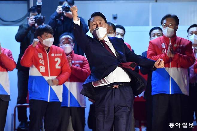 2022년 3월 10일 윤석열 당신 국민의힘 대선 후보가 당선인으로 확실시되자 국민의힘 당사 앞에 마련된 특설무대에서 어퍼컷 세리머니를 하고 있다. 동아일보 DB