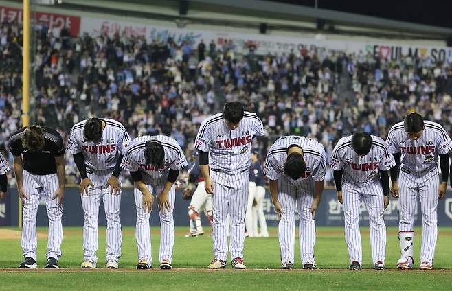 15일 서울 잠실야구장에서 열린 2026 KBO 프로야구 롯데 자이언츠와 LG 트윈스의 경기. 2-0으로 패배한 LG 선수들이 인사하고 있다. 2026.4.15 ksm7976@yna.co.kr/2026-04-15 21:15:59/ <저작권자 ⓒ 1980~2026 ㈜연합뉴스. 무단 전재 재배포 금지, AI 학습 및 활용 금지>