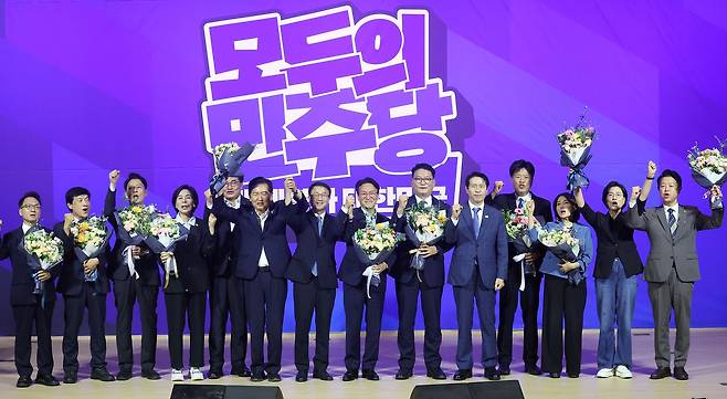 더불어민주당 전당대회 본경선에 진출한 당대표, 최고위원 후보들이 23일 오후 서울 여의도 국회 의원회관에서 열린 당대표·최고위원 선출을 위한 예비경선 결과발표에서 기념촬영을 하고 있다. [뉴스1]
