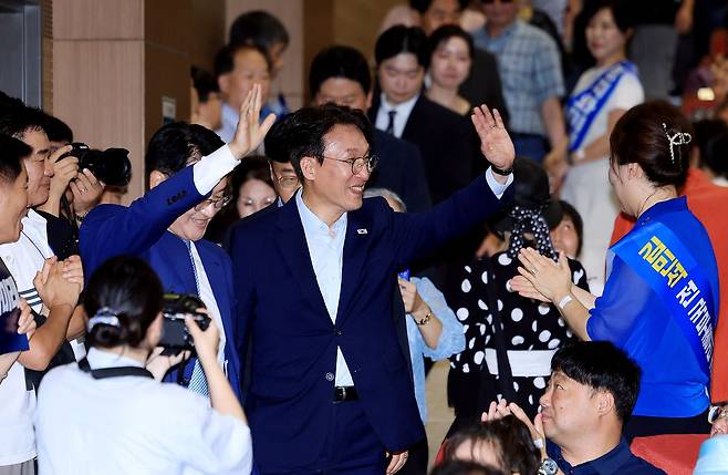 김민석 더불어민주당 당대표 후보가 25일 서울 여의도 국회의원회관 대회의실에서 열린 '정치와미래 총회 및 초청강연'에서 지지자들에게 환호를 받으며 입장하고 있다. [뉴스1]