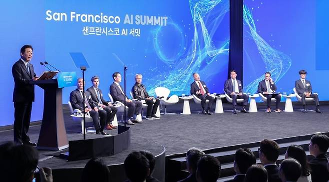 이재명 대통령이 24일(현지시간) 미국 샌프란시스코 'AI 서밋'에서 '샌프란시스코 AI 선언'을 발표하고 있다. 이재용 삼성전자 회장, 최태원 SK그룹 회장, 정의선 현대자동차그룹 회장 등 국내 기업 총수를 비롯해 젠슨 황 엔비디아 CEO, 샘 올트먼 오픈AI CEO 등이 이 대통령의 선언을 듣고 있다. 연합뉴스