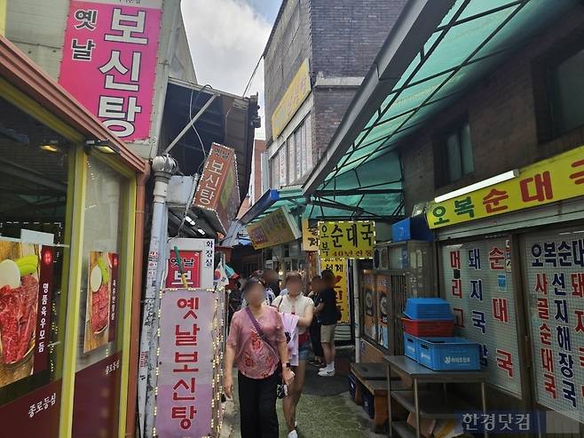 초복인 지난 15일 낮 12시30분경 서울 종로구 신진시장 내 보신탕 골목에 사람들이 지나가고 있다. /사진=박수빈 기자